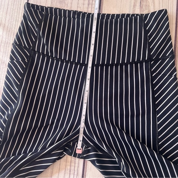 Victorias Secret On Point Flow Black & White Striped Athletic Bike Shorts - Picture 10 of 10